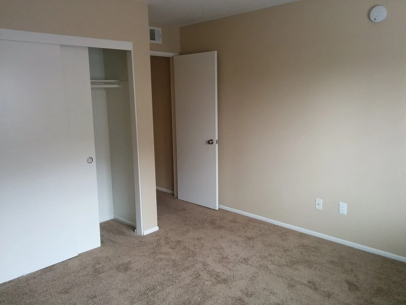 Before: empty living room with worn carpet and plain ceiling, Runda